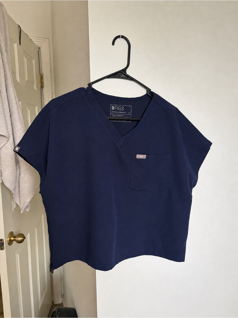FIGS Women's Navy V-Neck Cropped Scrub Top